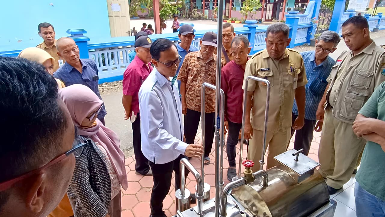 Solusi Masalah Sampah: UMNU Kebumen Serahkan Alat Pirolisis Pengubah Plastik Jadi BBM ke Desa Jatiluhur